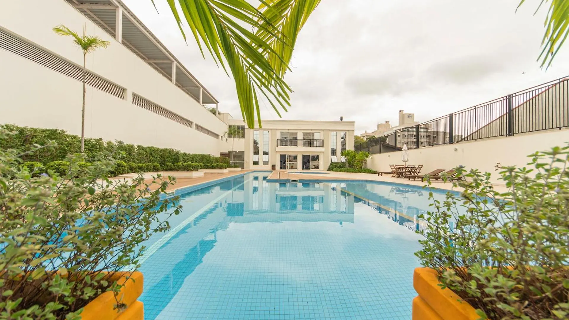 Apto Moderno Com Piscina E Academia Qn1439 contacts